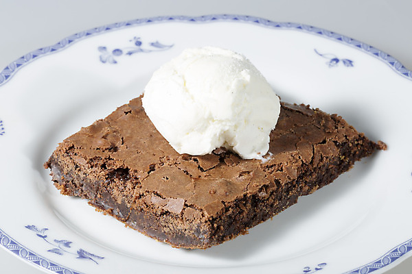 포토 JPG 해외이미지 접시 음식 패턴 아이스크림 디저트 요리 사람없음 파란색 초콜릿 흰색 닫기 굽기 바닐라 브라우니 해외202004 해외포토 식기 컬러 무늬 모션 구이 파일형식 이미지허브