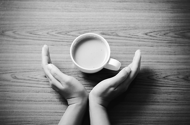 포토 JPG 해외이미지 손 커피 실내 손짓 신체부위 커피잔 해외202004 해외포토 음료 모션 잔 사람 내부 파일형식 이미지허브