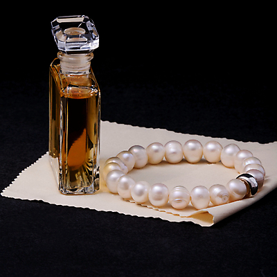 포토 JPG 해외이미지 라이프스타일 손 백그라운드 팔찌 자연 유리 선물 사람없음 빛 유행 검은색 어둠 장비 화려 재산 고급 우아함 유혹 크리스탈 보석 손목 구슬 향수 오브젝트 향기 스프레이 벨벳 해외202004 해외포토 컬러 컨셉 장신구 재질 생활 신체부위 금융 화장품 광석 실크 생태계 냄새 파일형식 이미지허브