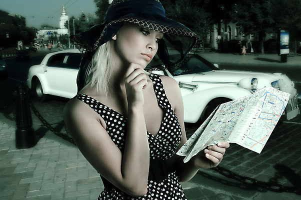 포토 JPG 해외이미지 백인 응시 여자 지도 한명 들기 상반신 성인 옆모습 여행객 계획 복고 성인여자한명만 해외202004 해외포토 서양인 1 시선 뷰포인트 컨셉 모션 사람 여자한명만 성인여자만 파일형식 이미지허브