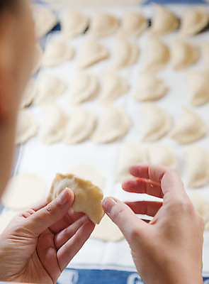 포토 JPG 해외이미지 전통 접시 손 할머니 음식 재료 탁자 치즈 감자 요리 사람없음 목재 주방 요리사 식사 저녁식사 침묵 흰색 신선 맛 먹기 향수 준비 날것 반죽 밀가루 점심식사 폭식 경단 라비올리 생식 우크라이나 페스츄리 핸드메이드 현실 해외202004 해외포토 나무 직업 식기 여자 노년 유럽 빵 컬러 가구 컨셉 채소 모션 유제품 신체부위 소리 화장품 가루 파일형식 이미지허브