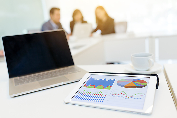 포토 JPG 해외이미지 커피 비즈니스 탁자 성공 모바일 그래프 함께함 실내 사람 사람없음 금융 노트북 컴퓨터 터치패드 사무실 알약 디지털 스크린 자료 공백 방 정보 작업 발표 그룹 시장 토론 경영자 투자 보여주기 진행 경영 마케팅 제안 프로젝트 해외202004 해외포토 음료 가구 컨셉 모션 내부 경제 전자제품 약 리더 파일형식 이미지허브