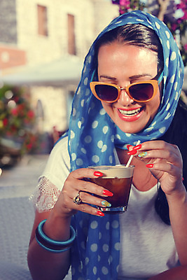 포토 JPG 해외이미지 주간 여자 커피 디저트 한명 들기 상반신 성인 야외 앞모습 컵 선글라스 복고 성인여자한명만 해외202004 해외포토 자연요소 1 식기 안경 음료 음식 뷰포인트 모션 사람 여자한명만 성인여자만 파일형식 이미지허브