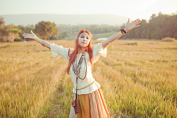 포토 JPG 해외이미지 주간 여자 한명 서기 사람 상반신 성인 야외 앞모습 기쁨 자유 시골 복고 히피 성인여자한명만 해외202004 해외포토 자연요소 1 감정 뷰포인트 컨셉 모션 여자한명만 성인여자만 파일형식 이미지허브