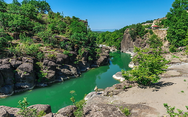 포토 JPG 해외이미지 식물 유럽 여행 자연 하늘 휴가 휴식 산 파노라마 풍경 사람없음 야외 초록색 물 여름 강 환경 골짜기 계곡 맑음 바위 틈 가장자리 돌산 발굴 그리스 언덕 호기심 암초 발칸반도 지질학 화강암 메테오라 해외202004 해외포토 자연요소 계절 교육 감정 나라 컬러 컨셉 날씨 촬영기법 세계문화유산 암석 돌_바위 둘레 생태계 파일형식 이미지허브