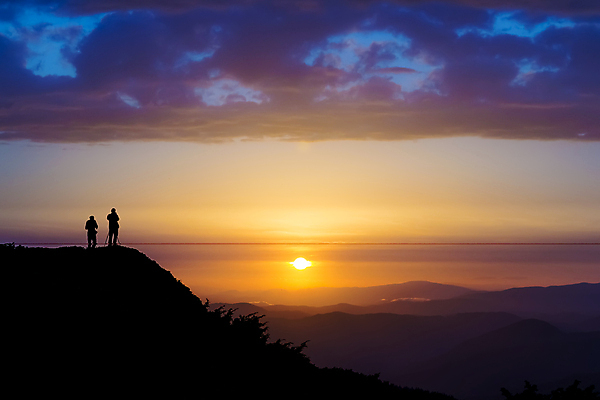 포토 JPG 해외이미지 구름 실루엣 여행 2 자연 하늘 휴가 휴식 산 그림자 서기 사람 풍경 사람없음 야외 여름 햇빛 태양 평화 환경 맑음 어둠 황혼 일몰 자유 황무지 정상 저녁 그늘 고도 언덕 격려 스카이라인 비네팅 우크라이나 절정 해외202004 해외포토 자연요소 계절 감정 유럽 컨셉 모션 날씨 촬영기법 노을 야간 생태계 파일형식 이미지허브