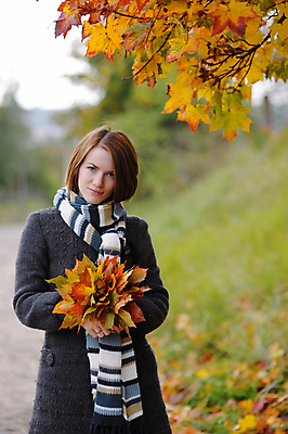 포토 JPG 해외이미지 나무 백인 모델 1 계절 여자 얼굴 단풍 잎 오렌지 자연 한명 미소 사람 성인 야외 초록색 파란색 노란색 유행 목도리 가을 신선 시간 우아함 시원함 9월 다발 연도 만족 10월 해외202004 해외포토 서양인 식물 잡화 감정 컬러 컨셉 과일 표정 신체부위 날짜 생태계 파일형식 이미지허브