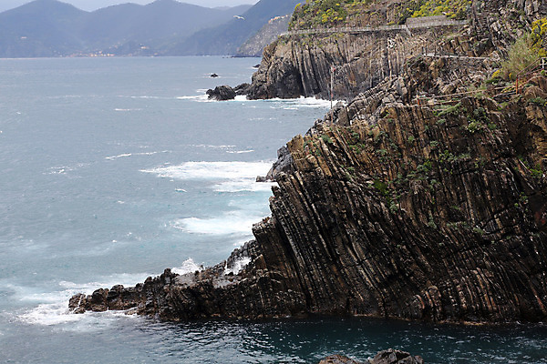 포토 JPG 해외이미지 구름 유럽 파도 바다 여행 자연 하늘 날씨 휴가 산 풍경 사람없음 야외 물 빛 컬러풀 항구 어둠 힘 이탈리아 회색 도시 거친 지중해 방파제 폭풍 타운 해외202004 해외포토 자연요소 공공시설 나라 컬러 교통시설 생태계 파일형식 이미지허브