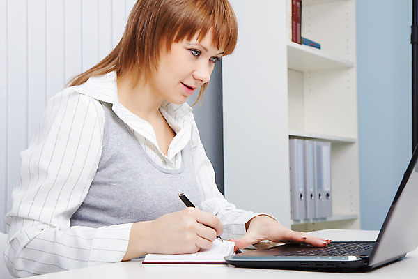 포토 JPG 해외이미지 백인 직업 학생 손 여자 얼굴 셔츠 인터넷 비즈니스 통신 탁자 모바일 노동자 한명 사람 앉기 파란색 노트북 컴퓨터 사무실 공책 흰색 업무 비즈니스우먼 네트워크 휴대용 종업원 무선전화기 책상 경영자 타입 심각 해외202004 해외포토 서양인 1 컬러 가구 컨셉 상의 모션 문구용품 신체부위 전자제품 작업 직장인 전화기 오브젝트 리더 파일형식 이미지허브