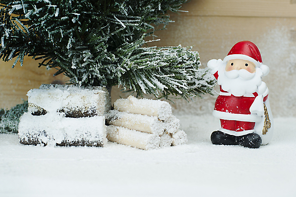 포토 JPG 해외이미지 나무 모델 디자인 행복 인형 백그라운드 크리스마스 겨울 휴가 새로움 주택 선물 사람없음 목재 장식 빨간색 컬러풀 장난감 조각상 숫자 산타클로스 피규어 흰색 연도 심볼 오브젝트 점토 수목 클라우스 해외202004 해외포토 식물 문자 계절 기념일 감정 컬러 컨셉 재료 건물 조형물 미니어처 파일형식 이미지허브