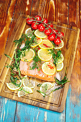 포토 JPG 해외이미지 음식 다이어트 재료 도마 요리 사람없음 목재 빨간색 세로 하이앵글 식사 저녁식사 회 시골 신선 자르기 레몬 허브 해산물 준비 날것 소금 연어 후추 건강식 점심식사 딜 백리향 삶기 음식준비 카피스페이스 해외202004 해외포토 나무 식물 뷰포인트 컬러 과일 모션 주방용품 건강 어류 공백 향신료 파일형식 이미지허브