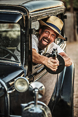 포토 JPG 해외이미지 백인 남자 창문 자동차 한명 들기 사람 상반신 성인 야외 옆모습 외침 총 분노 소프트포커스 위험 복고 성인남자한명만 해외202004 해외포토 서양인 1 감정 무기 육상교통 뷰포인트 컨셉 모션 촬영기법 소리 남자한명만 성인남자만 파일형식 이미지허브