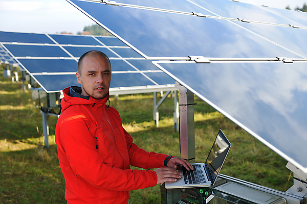 포토 JPG 해외이미지 주간 남자 한명 잔디 상반신 성인 야외 옆모습 노트북 태양에너지 집열판 성인남자한명만 해외202004 해외포토 자연요소 식물 1 뷰포인트 사람 전자제품 그린에너지 남자한명만 성인남자만 파일형식 이미지허브
