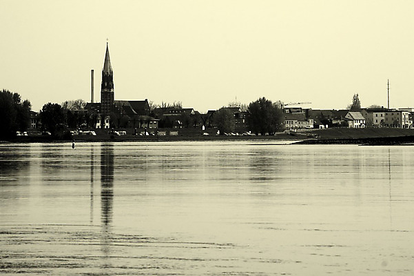 포토 JPG 해외이미지 건축양식 풍경 사람없음 물 강 반사 수면 복고 첨탑 해외202004 해외포토 자연요소 건축 탑 파일형식 이미지허브