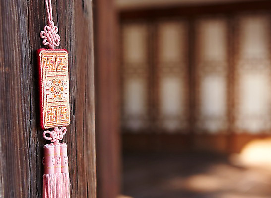 포토 JPG 주간 한국문화 한국전통 전통 전통문화 배경화면 백그라운드 새해 전통소품 근접촬영 사람없음 야외 아웃포커스 문 오브젝트 노리개 국내포토 자연요소 동양문화 문화 뷰포인트 한국 촬영기법 파일형식