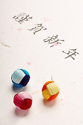 포토 JPG 스튜디오촬영 한국문화 한국전통 전통 전통문화 백그라운드 근하신년 새해 전통소품 실내 근접촬영 사람없음 아웃포커스 새해인사 털실 실 한지 오브젝트 매듭 실뭉치 국내포토 동양문화 종이 문화 뷰포인트 한국 촬영기법 내부 인사 파일형식