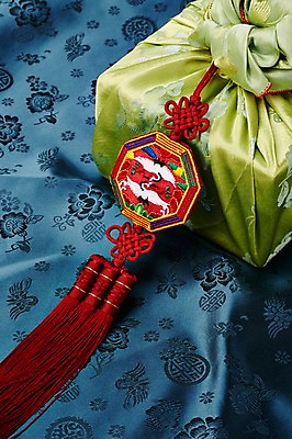 포토 JPG 스튜디오촬영 한국문화 한국전통 전통 전통문화 백그라운드 새해 전통소품 실내 선물포장 선물 근접촬영 사람없음 선물상자 보자기 오브젝트 노리개 새해선물 국내포토 동양문화 문화 뷰포인트 포장 한국 내부 상자 파일형식 천_직물 명절선물