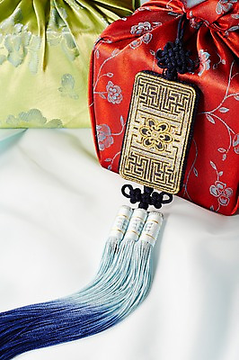 포토 JPG 스튜디오촬영 한국문화 한국전통 전통 전통문화 백그라운드 새해 전통소품 실내 선물포장 선물 근접촬영 사람없음 선물상자 보자기 오브젝트 노리개 새해선물 국내포토 동양문화 문화 뷰포인트 포장 한국 내부 상자 파일형식 천_직물 명절선물