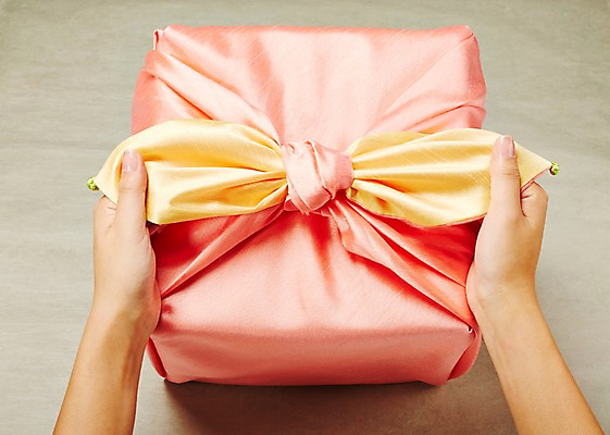 포토 JPG 스튜디오촬영 한국문화 한국전통 전통 손 리본 전통문화 백그라운드 포장 새해 전통소품 실내 선물포장 선물 한명 신체부위 선물상자 양손 보자기 잡기 오브젝트 새해선물 국내포토 1 동양문화 문화 모션 한국 사람 내부 상자 파일형식 천_직물 명절선물