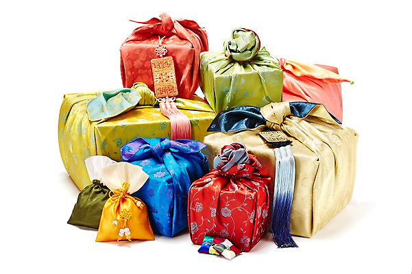 포토 JPG 스튜디오촬영 한국문화 한국전통 전통 전통문화 백그라운드 새해 복주머니 전통소품 실내 선물포장 선물 사람없음 선물상자 쌓기 보자기 주머니 오브젝트 새해선물 국내포토 동양문화 문화 포장 모션 한국 내부 상자 파일형식 천_직물 명절선물