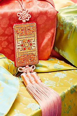 포토 JPG 스튜디오촬영 한국문화 한국전통 전통 전통문화 백그라운드 새해 전통소품 실내 선물포장 선물 근접촬영 사람없음 선물상자 보자기 오브젝트 노리개 새해선물 국내포토 동양문화 문화 뷰포인트 포장 한국 내부 상자 파일형식 천_직물 명절선물