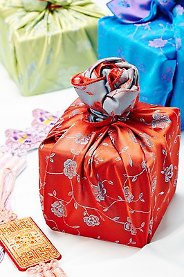 포토 JPG 스튜디오촬영 한국문화 한국전통 전통 전통문화 백그라운드 새해 전통소품 실내 선물포장 선물 근접촬영 사람없음 아웃포커스 선물상자 보자기 오브젝트 노리개 새해선물 국내포토 동양문화 문화 뷰포인트 포장 한국 촬영기법 내부 상자 파일형식 천_직물 명절선물