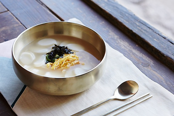 포토 JPG 주간 그릇 식기 명절 음식 백그라운드 젓가락 새해 떡 수저 근접촬영 사람없음 야외 아웃포커스 계란 식탁보 김 떡국 명절음식 국내포토 자연요소 전통 기념일 한식 뷰포인트 촬영기법 알 전통음식 해조류 파일형식