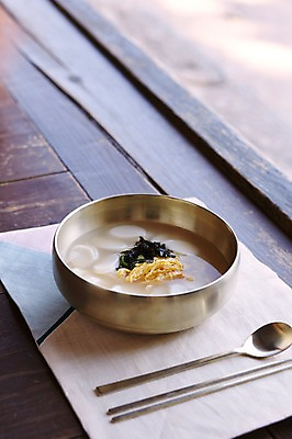 포토 JPG 주간 그릇 식기 명절 음식 백그라운드 젓가락 새해 떡 수저 근접촬영 사람없음 야외 아웃포커스 계란 식탁보 김 떡국 명절음식 국내포토 자연요소 전통 기념일 한식 뷰포인트 촬영기법 알 전통음식 해조류 파일형식