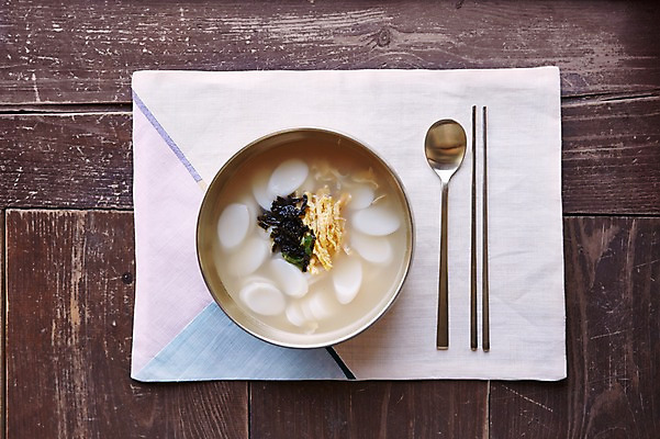 포토 JPG 주간 그릇 식기 명절 음식 백그라운드 젓가락 새해 떡 수저 근접촬영 사람없음 야외 계란 식탁보 김 떡국 명절음식 국내포토 자연요소 전통 기념일 한식 뷰포인트 알 전통음식 해조류 파일형식