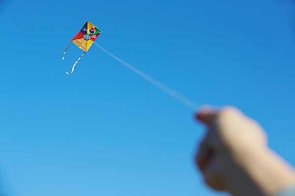 포토 JPG 주간 한국문화 한국전통 전통 손 전통문화 줄 백그라운드 하늘 새해 한손 한명 야외 아웃포커스 신체부위 전통놀이 잡기 실 연 오브젝트 연날리기 방패연 국내포토 자연요소 1 동양문화 문화 모션 놀이 한국 촬영기법 사람 놀이용품 파일형식