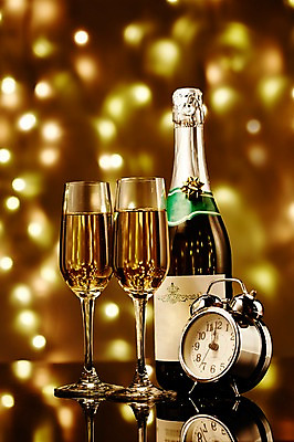 포토 JPG 시계 백그라운드 술잔 탁자 술병 조명 새해 주류 근접촬영 사람없음 아웃포커스 빛 야간 샴페인 오브젝트 샴페인잔 탁상시계 보케 국내포토 자연요소 음료 뷰포인트 가구 병_용기 잔 촬영기법 파일형식