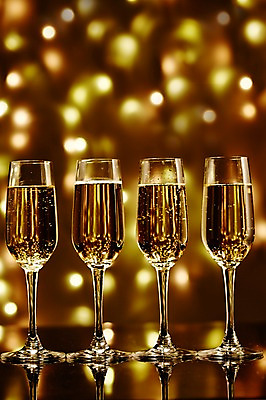 포토 JPG 백그라운드 술잔 탁자 조명 새해 주류 근접촬영 사람없음 아웃포커스 빛 야간 샴페인 오브젝트 담기 샴페인잔 보케 국내포토 자연요소 음료 뷰포인트 가구 모션 잔 촬영기법 파일형식