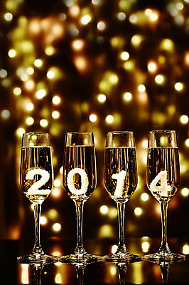 포토 JPG 백그라운드 야경 술잔 조명 새해 주류 근접촬영 사람없음 아웃포커스 빛 숫자 샴페인 오브젝트 담기 샴페인잔 보케 2014년 국내포토 문자 음료 뷰포인트 모션 잔 촬영기법 야간 연도 파일형식 풍경_경치