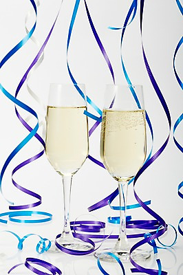 포토 JPG 스튜디오촬영 리본 백그라운드 술잔 새해 주류 실내 근접촬영 사람없음 끈 샴페인 오브젝트 담기 샴페인잔 국내포토 음료 뷰포인트 모션 잔 내부 파일형식