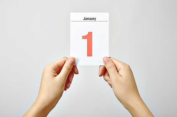 포토 JPG 스튜디오촬영 1 손 백그라운드 새해 실내 한명 들기 근접촬영 신체부위 양손 달력 날짜 오브젝트 1월 1일 국내포토 뷰포인트 모션 사람 내부 파일형식