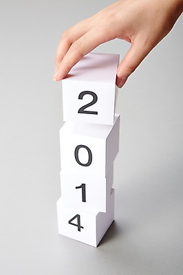 포토 JPG 스튜디오촬영 손 백그라운드 새해 한손 실내 한명 근접촬영 신체부위 숫자 쌓기 블록 오브젝트 2014년 국내포토 문자 1 뷰포인트 모션 사람 내부 연도 파일형식