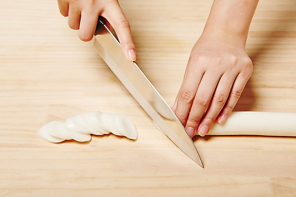 포토 JPG 스튜디오촬영 손 음식 백그라운드 새해 떡 도마 실내 한명 근접촬영 신체부위 양손 칼 자르기 손질 칼질 가래떡 국내포토 1 뷰포인트 모션 주방용품 사람 내부 파일형식