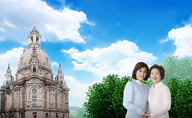 PSD 나무 식물 편집이미지 여자 노년 기독교 종교 40대 중년 하늘 모녀 나뭇잎 웃음 사람 동양인 상반신 두명 건물 교회 한국인 60대 신도 교인 여자만 성인여자만 성인만 이미지편집 건축물 딸 잎 가족 종교건축 엄마 표정 인종 성인 파일형식