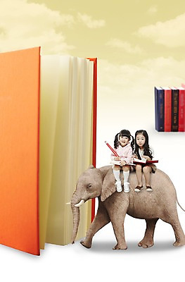 전신 PSD 동물 구름 편집이미지 한마리 여자 어린이교육 교육 어린이라이프 어린이 하늘 코끼리 웃음 들기 사람 앉기 동양인 소녀 두명 책 독서 연필 한국인 백과사전 여자만 어린이만 소녀만 이미지편집 자연요소 1 라이프스타일 포유류 모션 학용품 표정 인종 필기구 사전 파일형식