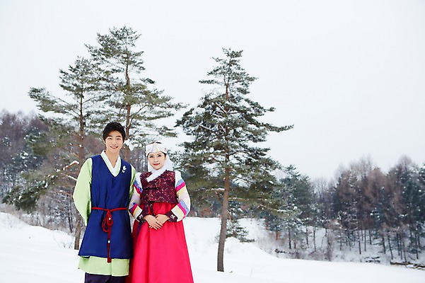 포토 JPG 주간 나무 식물 한국전통 커플 계절 여자 명절 남자 커플라이프 겨울 서기 사람 동양인 상반신 20대 성인 야외 두명 한국인 눈 예절 전통의상 한복 손모으기 청년만 국내포토 자연요소 전통 라이프스타일 기념일 관계 모션 날씨 한국 인종 손짓 청년 성인만 파일형식