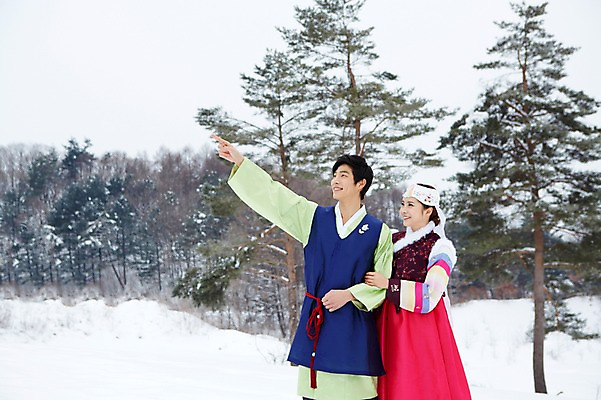 포토 JPG 주간 나무 식물 한국전통 커플 응시 계절 여자 명절 남자 커플라이프 겨울 서기 웃음 사람 동양인 손짓 상반신 20대 성인 야외 두명 팔짱 한국인 눈 가리킴 전통의상 한복 청년만 국내포토 자연요소 전통 라이프스타일 시선 기념일 관계 모션 날씨 한국 표정 인종 청년 성인만 파일형식