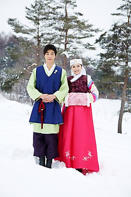 포토 JPG 주간 전신 나무 식물 한국전통 커플 계절 여자 명절 남자 커플라이프 겨울 서기 웃음 사람 동양인 20대 성인 야외 두명 한국인 새해인사 눈 예절 인사 전통의상 한복 청년만 국내포토 자연요소 전통 라이프스타일 기념일 관계 모션 날씨 새해 한국 표정 인종 청년 성인만 파일형식