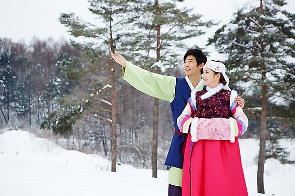 포토 JPG 주간 나무 식물 한국전통 커플 응시 계절 여자 명절 남자 커플라이프 겨울 서기 웃음 사람 동양인 손짓 상반신 20대 성인 야외 두명 한국인 눈 가리킴 전통의상 한복 청년만 국내포토 자연요소 전통 라이프스타일 시선 기념일 관계 모션 날씨 한국 표정 인종 청년 성인만 파일형식