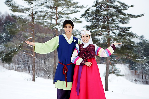 포토 JPG 주간 나무 식물 한국전통 커플 계절 여자 명절 남자 커플라이프 겨울 안내 서기 웃음 사람 동양인 손짓 상반신 20대 성인 야외 두명 손들기 한국인 눈 전통의상 한복 청년만 국내포토 자연요소 전통 라이프스타일 기념일 관계 모션 날씨 한국 표정 인종 청년 성인만 파일형식