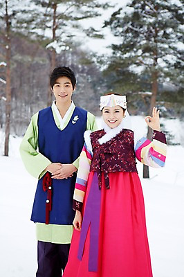 포토 JPG 주간 나무 식물 한국전통 커플 계절 여자 명절 남자 커플라이프 겨울 서기 웃음 사람 동양인 손짓 상반신 20대 성인 야외 두명 한국인 눈 예절 OK 전통의상 한복 청년만 국내포토 자연요소 전통 라이프스타일 기념일 관계 모션 날씨 한국 표정 인종 청년 성인만 파일형식