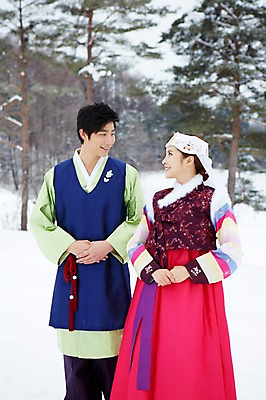 포토 JPG 주간 나무 식물 한국전통 커플 응시 계절 여자 명절 남자 커플라이프 겨울 서기 웃음 사람 동양인 상반신 20대 성인 야외 두명 한국인 눈 예절 전통의상 한복 손모으기 청년만 국내포토 자연요소 전통 라이프스타일 시선 기념일 관계 모션 날씨 한국 표정 인종 손짓 청년 성인만 파일형식