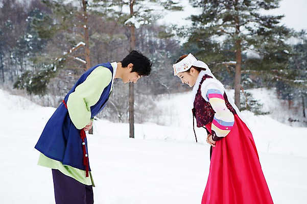 포토 JPG 주간 나무 식물 한국전통 커플 계절 여자 명절 남자 커플라이프 겨울 고개숙이기 서기 웃음 사람 동양인 상반신 20대 성인 야외 두명 마주보기 한국인 눈 예절 인사 전통의상 한복 손모으기 청년만 국내포토 자연요소 전통 라이프스타일 기념일 관계 모션 날씨 한국 표정 숙이기 인종 손짓 청년 성인만 파일형식