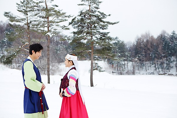 포토 JPG 주간 나무 식물 한국전통 커플 응시 계절 여자 명절 남자 커플라이프 겨울 서기 웃음 사람 동양인 상반신 20대 성인 야외 두명 마주보기 한국인 눈 예절 전통의상 한복 손모으기 청년만 국내포토 자연요소 전통 라이프스타일 시선 기념일 관계 모션 날씨 한국 표정 인종 손짓 청년 성인만 파일형식