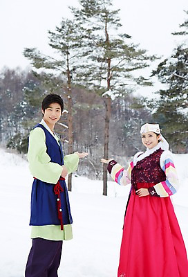 포토 JPG 주간 나무 식물 한국전통 커플 계절 여자 명절 남자 커플라이프 겨울 안내 서기 웃음 사람 동양인 손짓 상반신 20대 성인 야외 두명 손들기 한국인 눈 전통의상 한복 청년만 국내포토 자연요소 전통 라이프스타일 기념일 관계 모션 날씨 한국 표정 인종 청년 성인만 파일형식