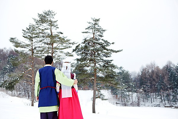 포토 JPG 주간 나무 식물 한국전통 커플 계절 여자 명절 남자 커플라이프 겨울 어깨동무 서기 사람 동양인 손짓 상반신 20대 성인 야외 두명 뒷모습 한국인 눈 전통의상 한복 청년만 국내포토 자연요소 전통 라이프스타일 기념일 뷰포인트 포즈 관계 모션 날씨 한국 인종 청년 성인만 파일형식